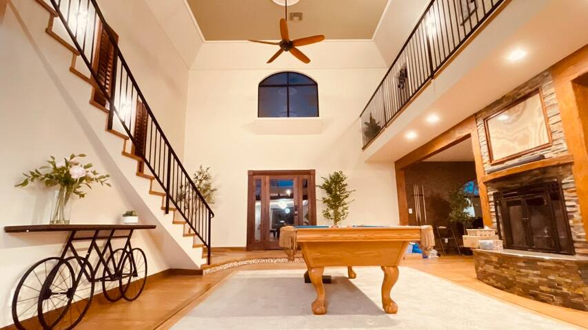 #55 Classic Luxury Villa 5 Min Stadium RV Parking gallery image 3