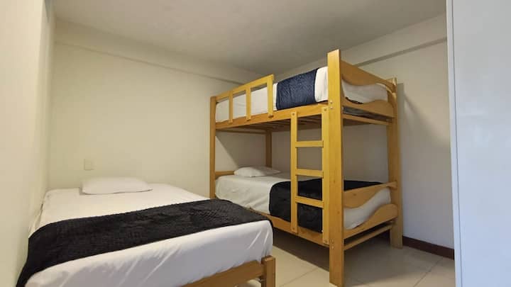 ห้องพร้อมเตียงเดี่ยวและเคบิน ตู้เสื้อผ้า และทีวี