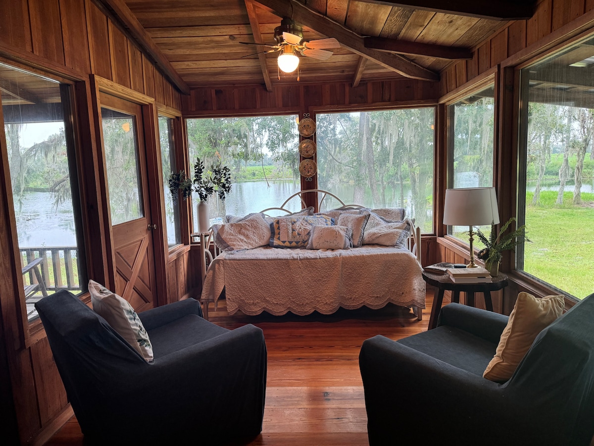 מיטת יום בחדר שמש עם נוף לאגם. 