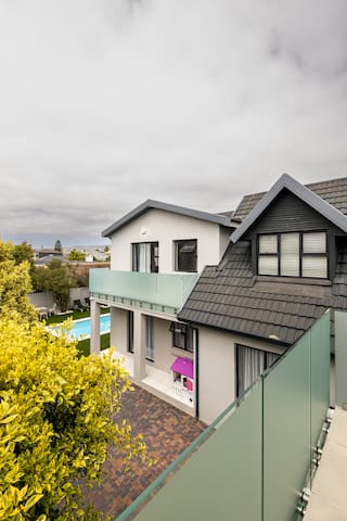 5 mins to beach; perfect getaway to unwind