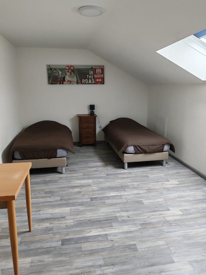 חדר שינה בקומה הראשונה של הדירה, מיטה 2*90/200 ניתן להרכיב 