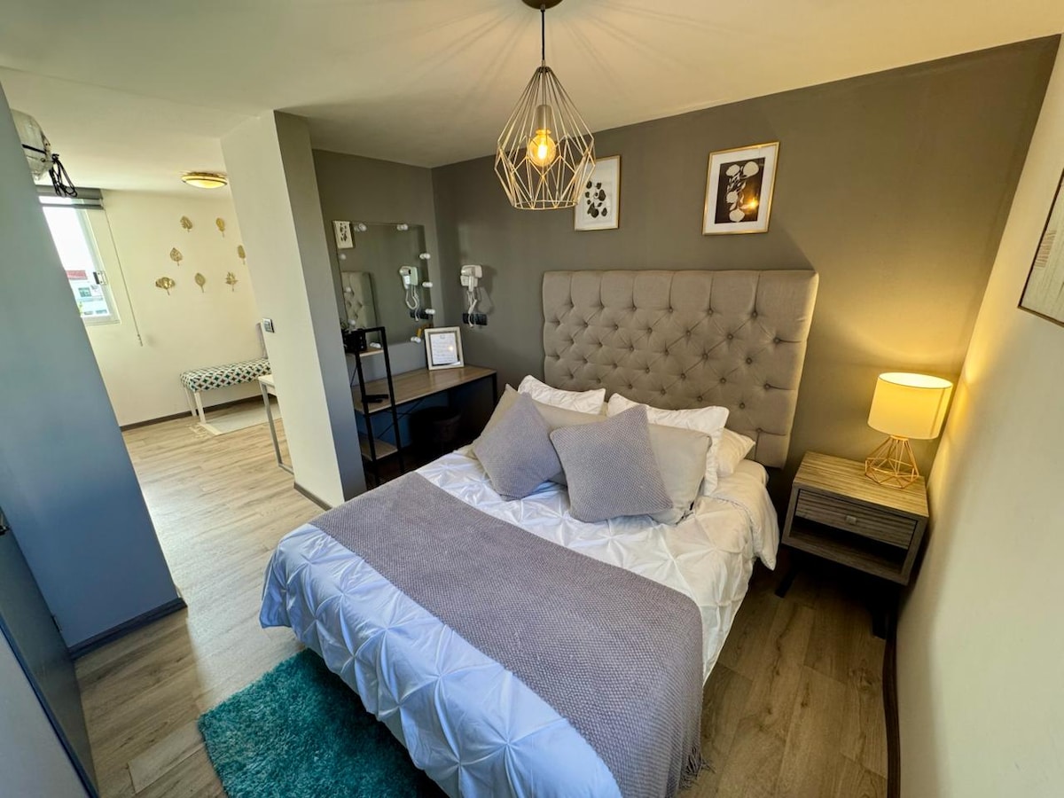 Odmorite se u ovoj mirnoj sobi s mekom posteljinom, toplim osvjetljenjem i detaljima koji pozivaju na udobnost u ugodnoj i modernoj atmosferi.