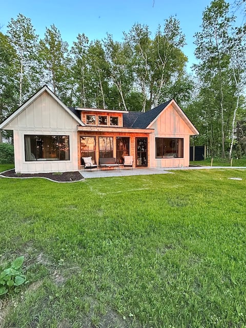 Cozy lake stay! Hot Tub, Firepit, Games & Kayaks