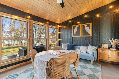 Cozy lake stay! Hot Tub, Firepit, Games & Kayaks