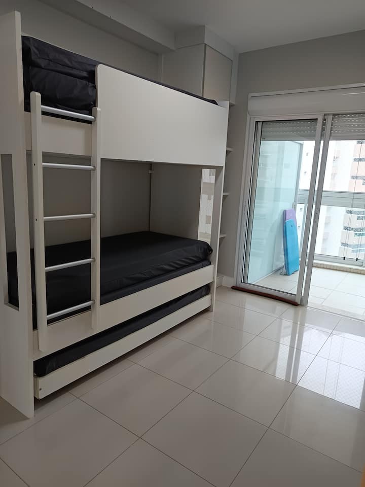 غرفة نوم بسرير تريليش ومكيف هواء.