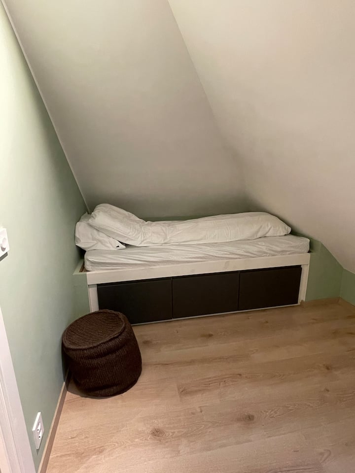 בחדר יש גם שולחן כתיבה ומתלה בגדים. החדר הזה נמצא מחוץ לדירה באותו קומה. כניסה מהכניסה החיצונית המשותפת. פלטפורמת מדרגות. 