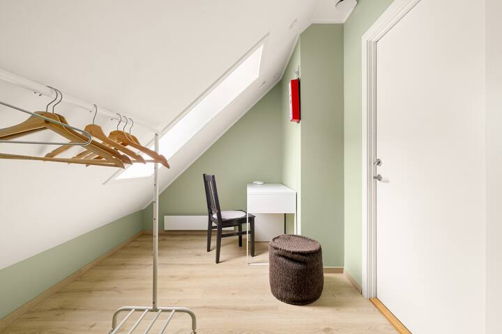 Este dormitorio está justo enfrente del departamento, como se muestra en el plano de planta; la habitación tiene su propia cerradura. El rellano de la escalera es para uso exclusivo de los residentes del departamento.