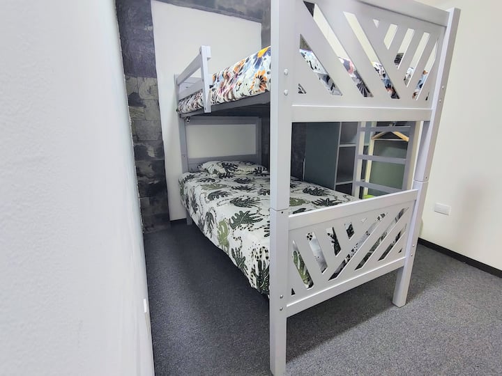  ¡Bienvenidos a mi rincón de sueños! ️✨ ¿Cuál es tu lugar favorito para descansar, la cama de arriba con su locura de colores o la acogedora abajo?  