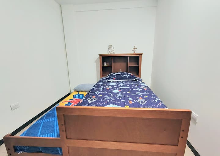 ✨ ¡Descubre la calma en la simplicidad! Este pequeño cuarto invita a soñar con su cama acogedora y decoración minimalista. ️