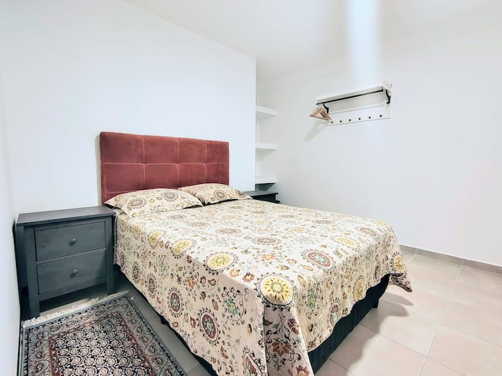 ¡Descubre la calma en este dormitorio minimalista! ✨ Un refugio perfecto para relajarte y recargar energías. 