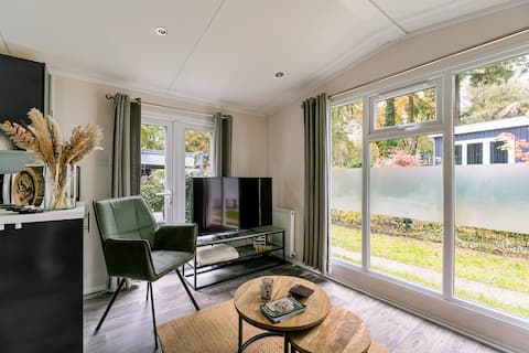 Successful Airbnb property: Veluwe Forest Cabin | Fenced garden & 2 dogs welcome in Hoenderloo En Omgeving