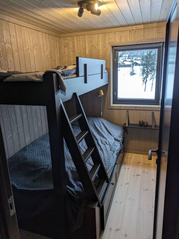 السرير العلوي 90 سم والسرير السفلي 120 سم. يجب إحضار أغطية السرير للألحفة مقاس 200 سم.