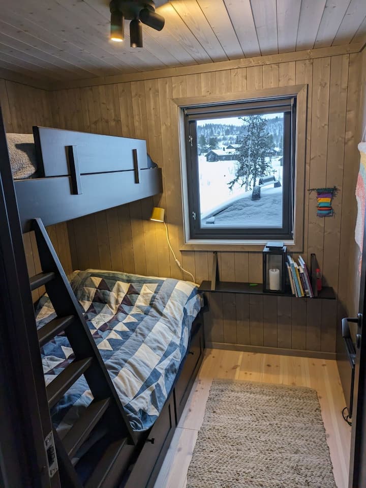 السرير العلوي 90 سم والسرير السفلي 120 سم. يجب إحضار أغطية السرير للألحفة مقاس 200 سم.