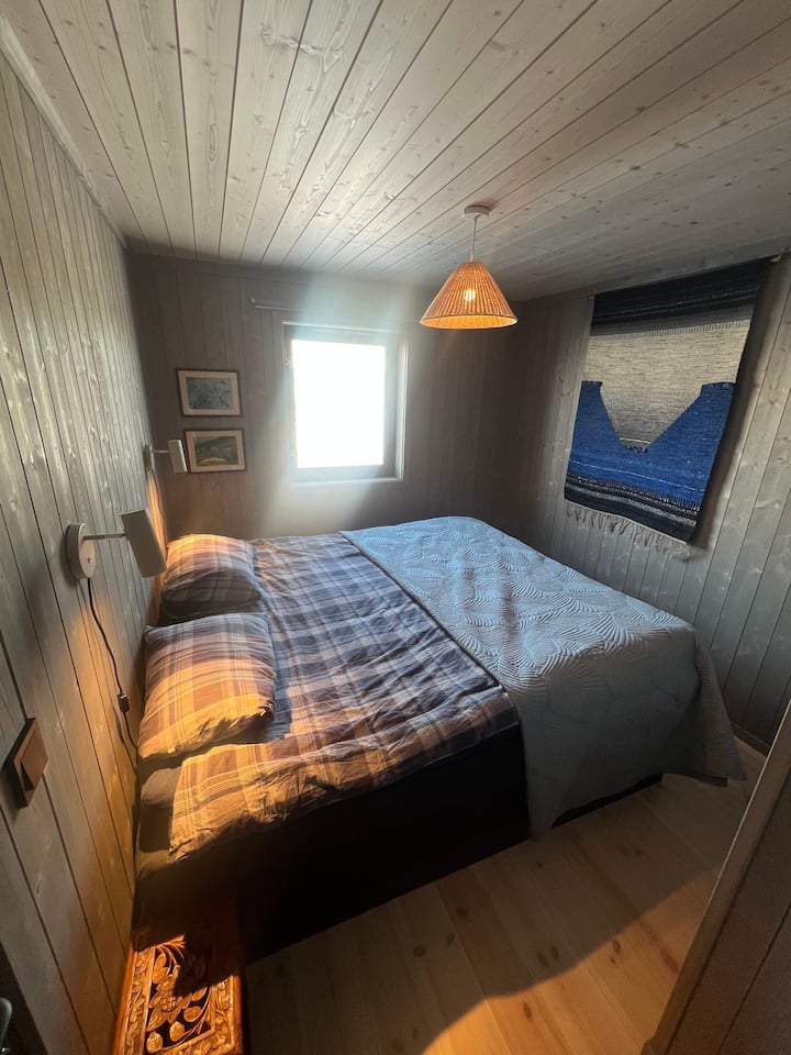 يجب إحضار أغطية السرير. يوجد إما لحاف مزدوج 200 × 220 سم، أو لحافين مفردين 200 سم. 