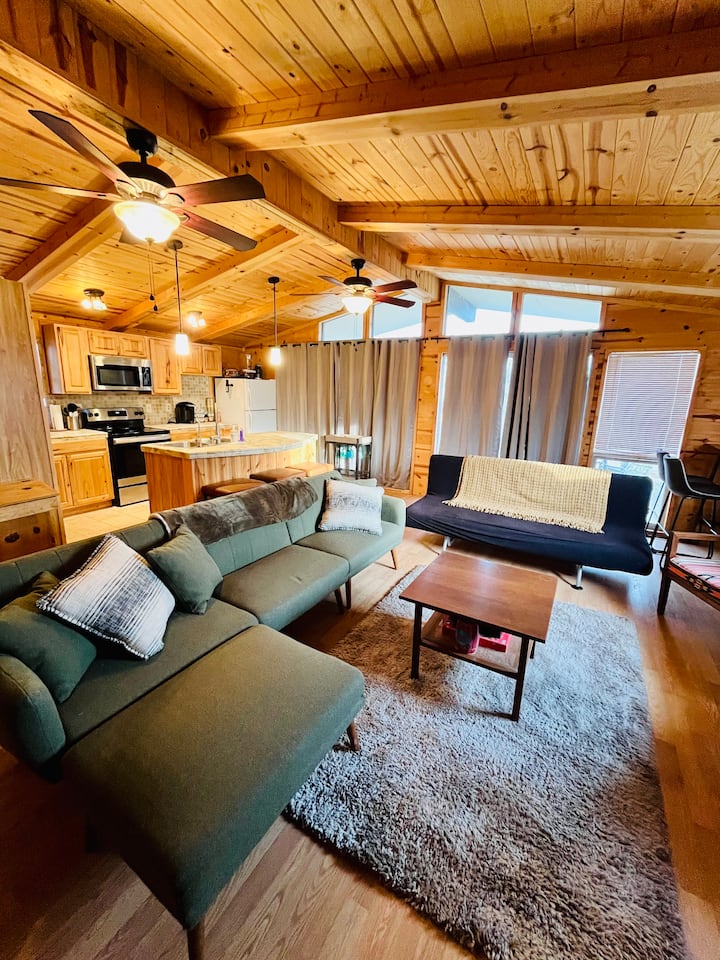 Ambos sofás se despliegan si se necesita un dormitorio adicional. 