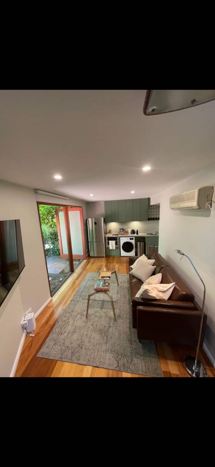 Manuka Loft - King Bed! - Queanbeyan