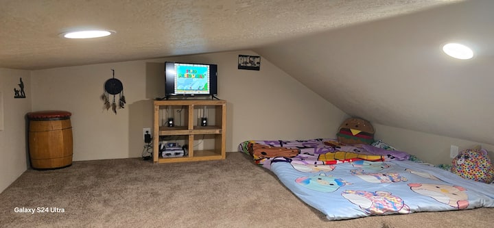 Loft s 2 otirača od memorijske pjene za djecu, televizorom, društvenim igrama, super nintendom i madracem na napuhavanje veličine Queen. 