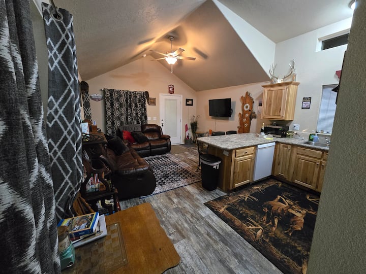 10-7 River Cabin - Nye, MT