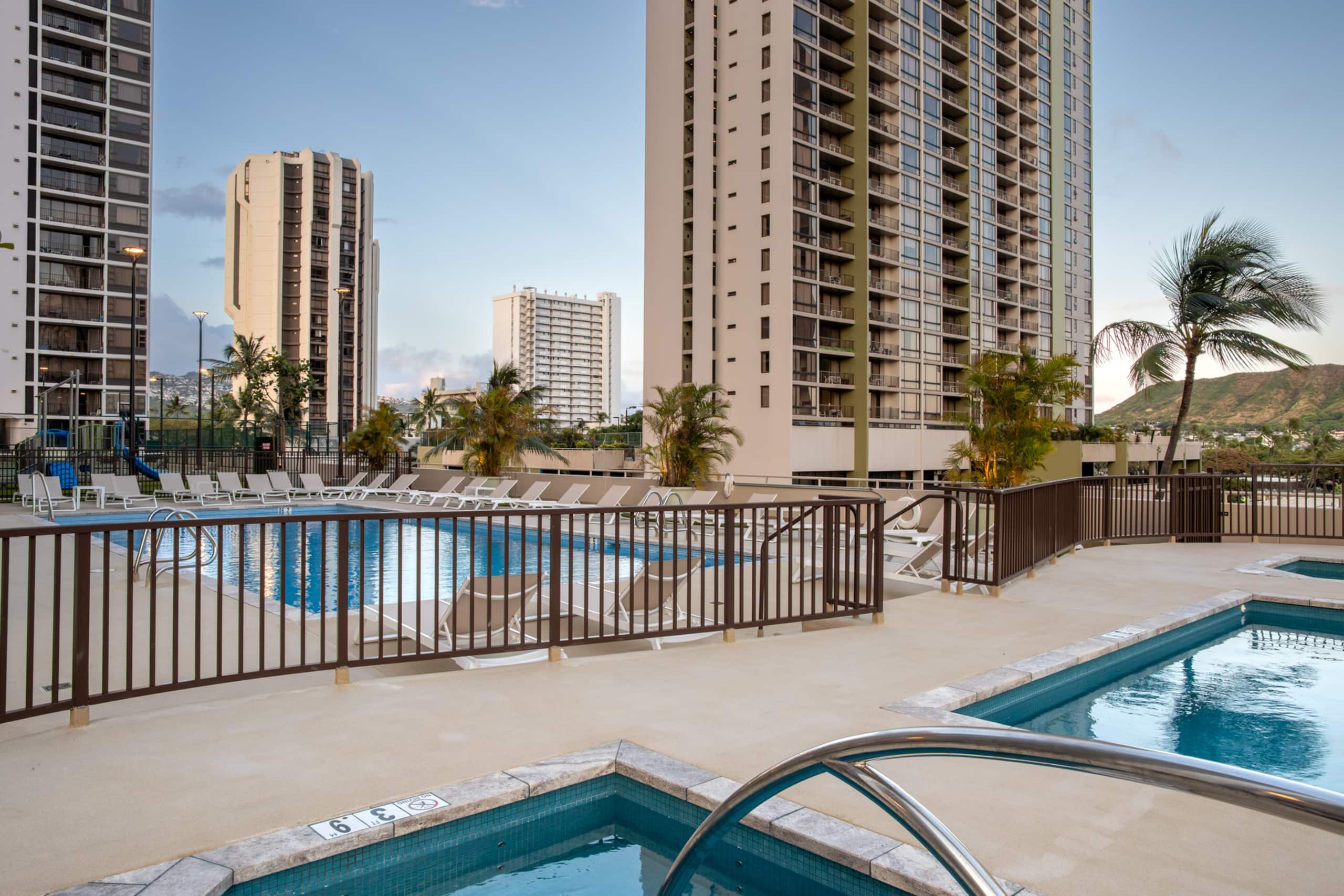 Panoramic Ocean & Diamond Head View l Free Parking - Image 4