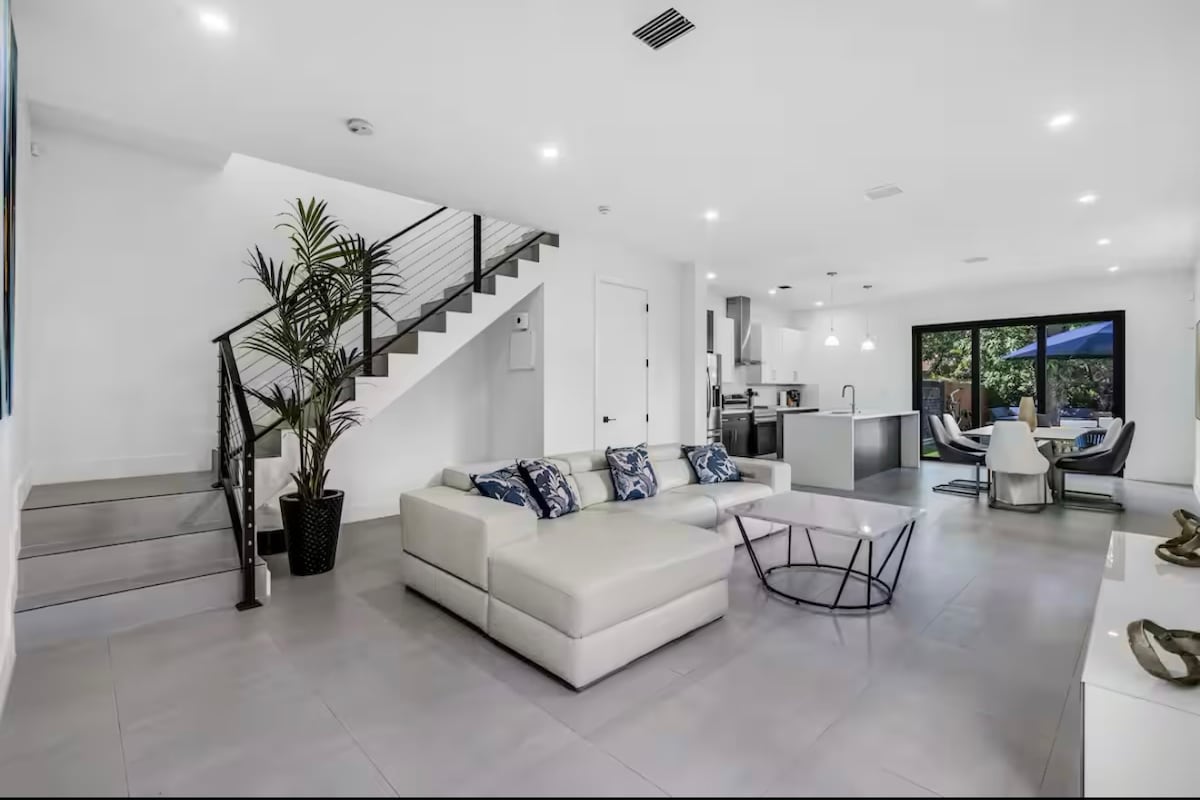 Popular Airbnb listing: IBIZA Villa with pool 55 in Auburndale
