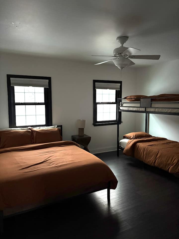 1 cama queen, con capacidad para 2 personas
1 litera, con capacidad para 2 personas