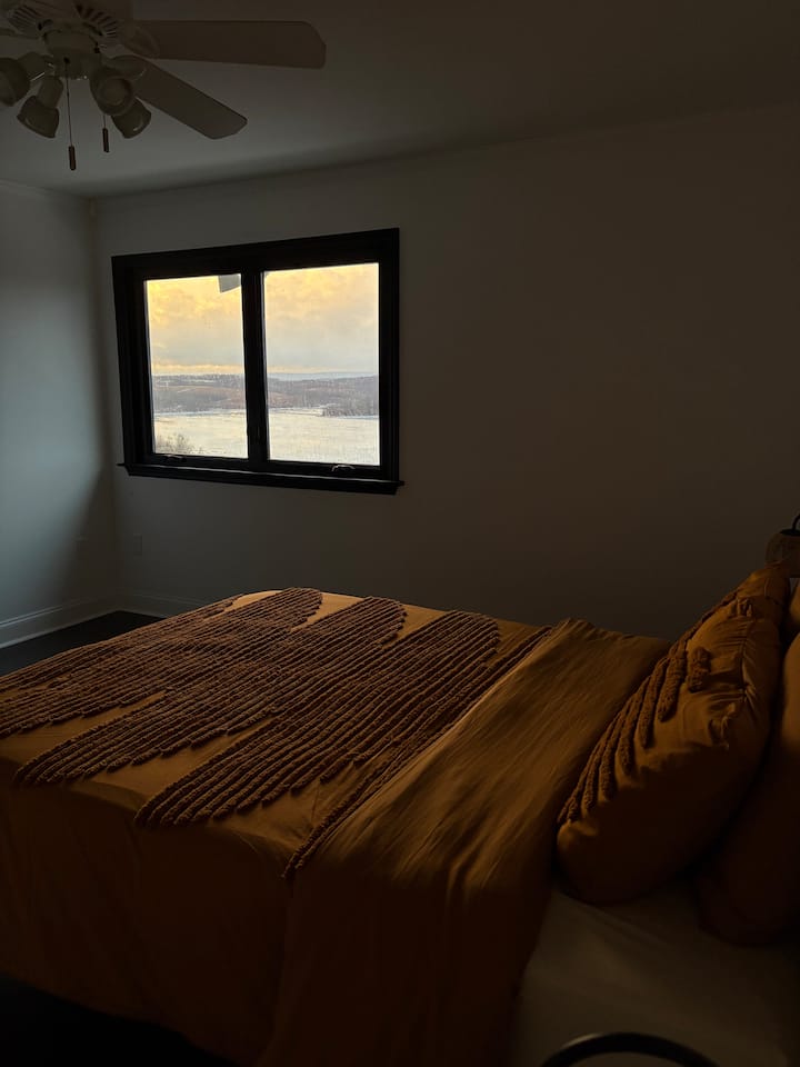 ¡Deja que los rayos del sol te golpeen la cara con esta vista!
1 cama queen, con capacidad para 2 personas