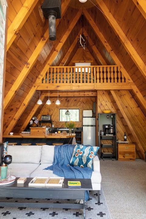 Woodsy A Frame w Hot tub and barrel sauna