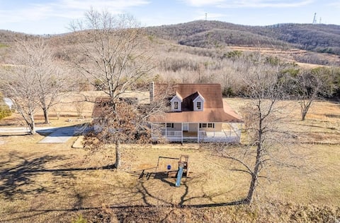 RustburgRetreat-2 kings/pet friendly/hot tub