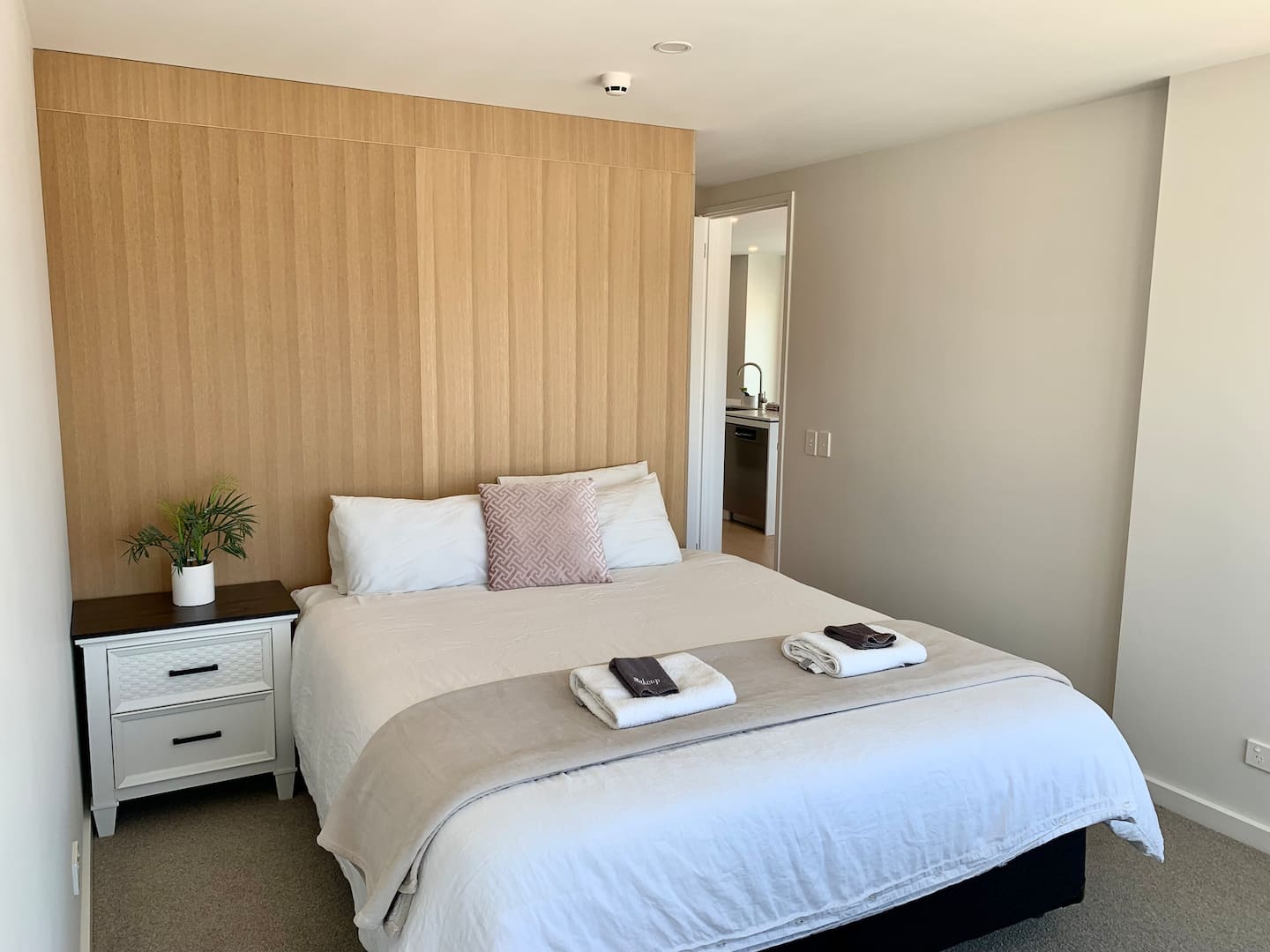 Pure Luxury With Views, Pool And Gym Inc Carpark 4