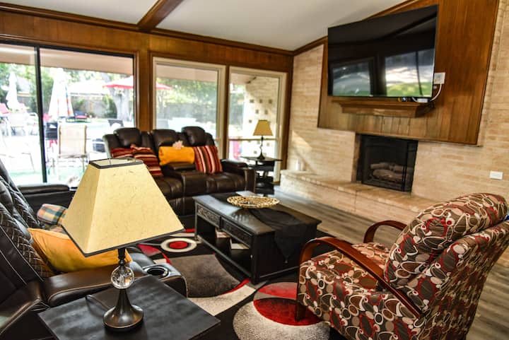 “Spacious Pool Home W/ Game Room | 15 Min To Dfw” - Irving, TX