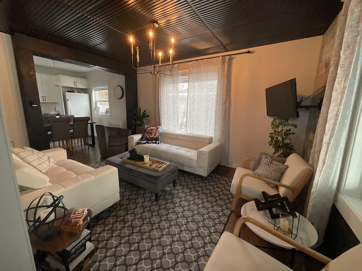Lyons Manor 
Newly Renovated Character Home - Virden