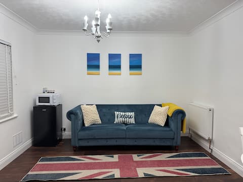 Successful Airbnb property: Newly Renovated Suite 10mins from Gatwick in Tandridge