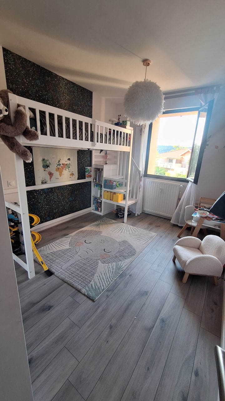 Habitación con estante de juegos y estante de libros.