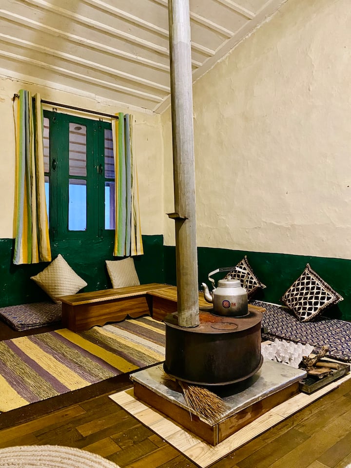 The Pahadi Studio ~Rustic Himalayan Wooden Home~ - Manali