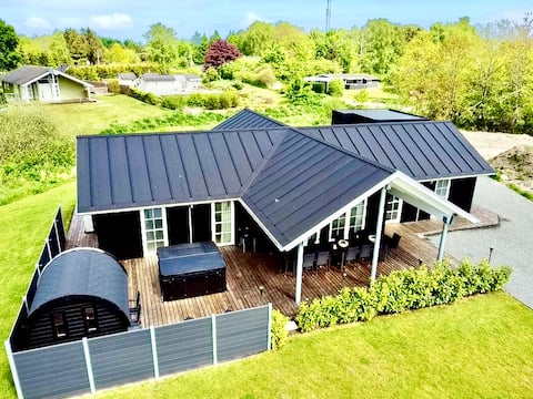 Luxury Outdoor Wellness Spa & Sauna – 13 guests (10+3)