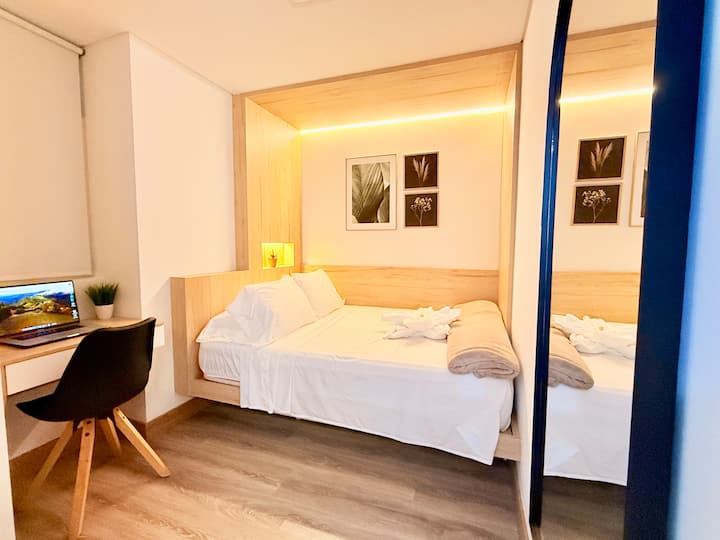 Ამ მყუდრო საძინებელში არის კომფორტული ორადგილიანი საწოლი, თბილი განათება და უშუქო ფარდები მშვიდი ძილისთვის. Სხეულის სარკე და სპეციალური სამუშაო მაგიდა, მიუხედავად იმისა, დისტანციურად მუშაობთ თუ, უბრალოდ, ელწერილებს იღებთ.