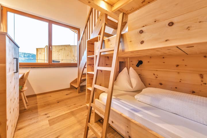 Chambre accueillante avec lits superposés pour les petits et les grands