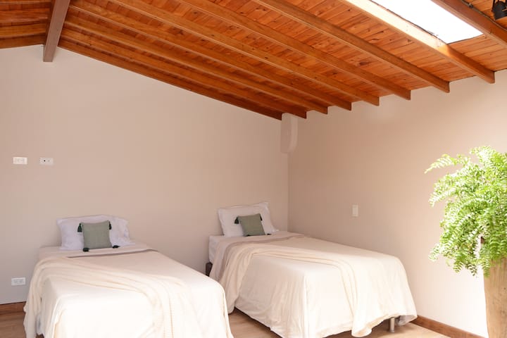 מיטות זוגיות בחדר הגדול ביותר.