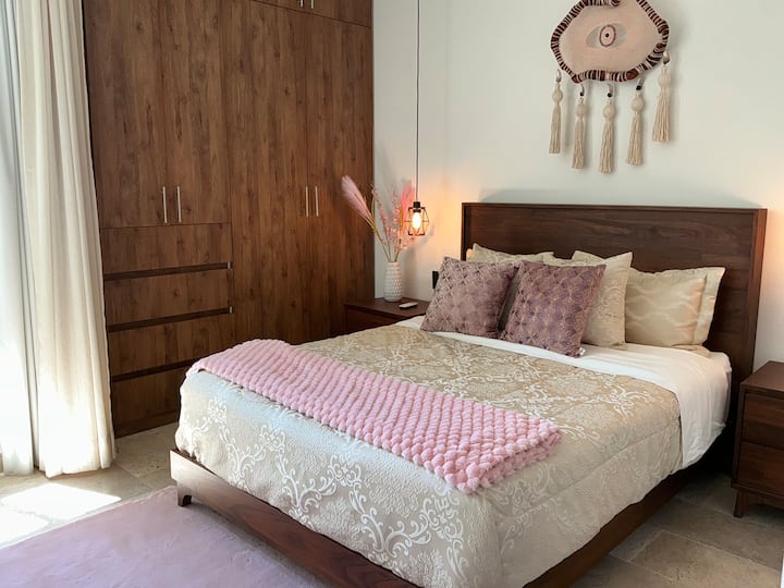 Спалня с двойно легло, климатик и много уютен розов декор. Има тъмни завеси за затъмняване на стаята, идеални за хора с лек сън. Самостоятелна баня със самостоятелен санитарен възел.