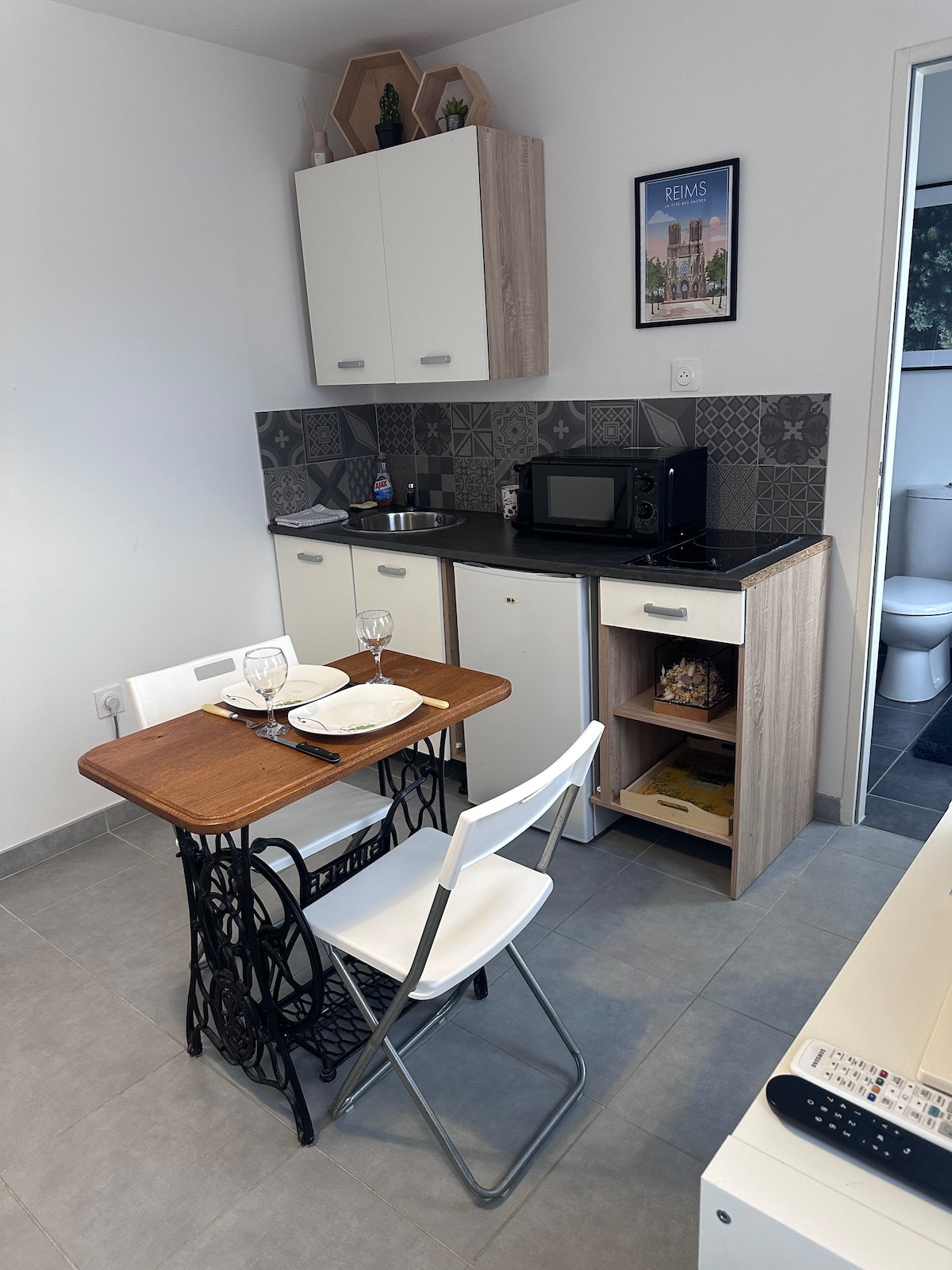 Popular Airbnb listing: Modern and well-equipped studio. in Marne