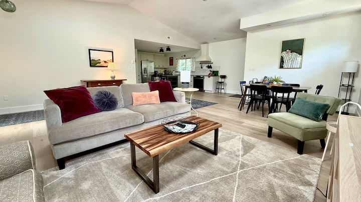 Cozy Corner Retreat - Corner Lot, Newly Renovated - Asheville, NC