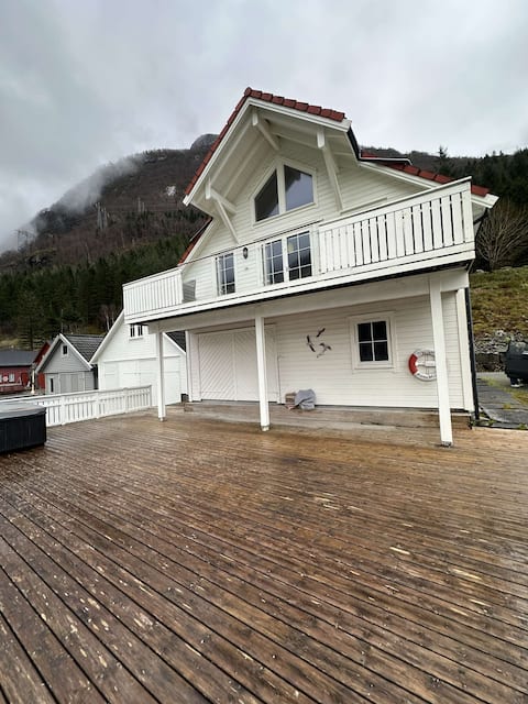 Cabin by the fjord, Mauranger.