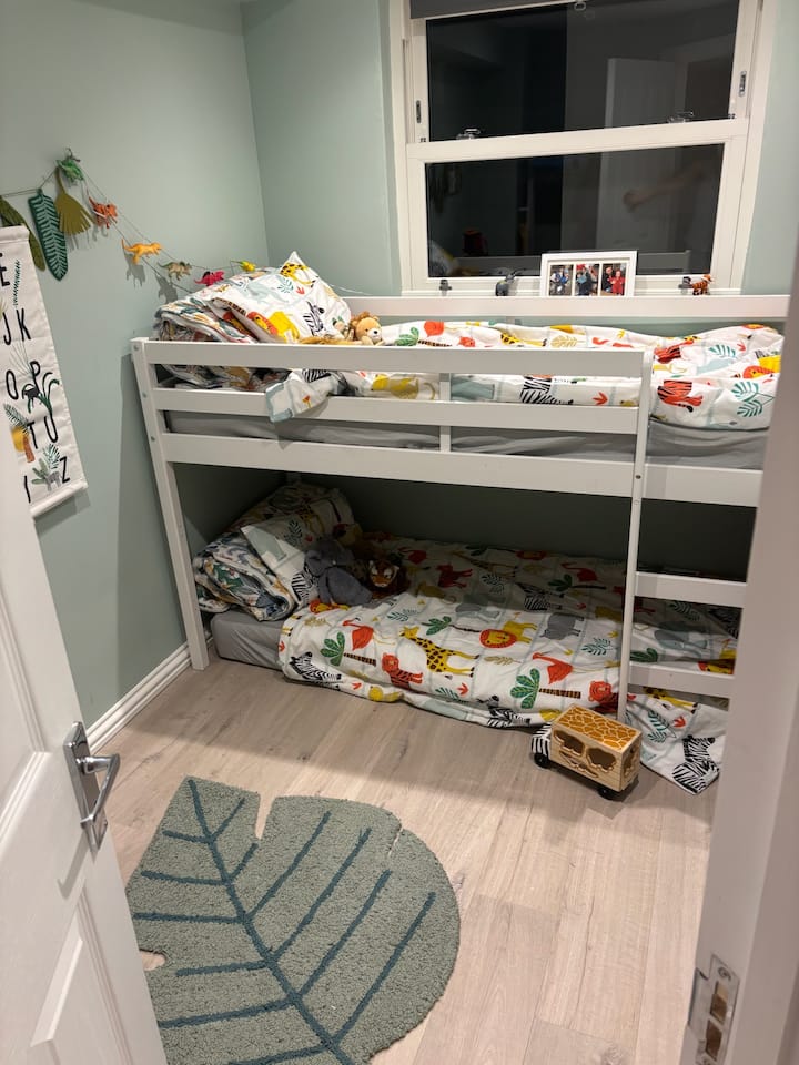 Креветите на спрат се помали, погодни за деца до 12 години. Нашето најстаро дете има речиси 7 години и удобно се вклопува во овие кревети.