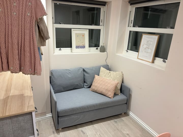 Каучот на спуштање е достапен за користење на барање. Постелнината може да се најде под креветот во главната спална соба. 