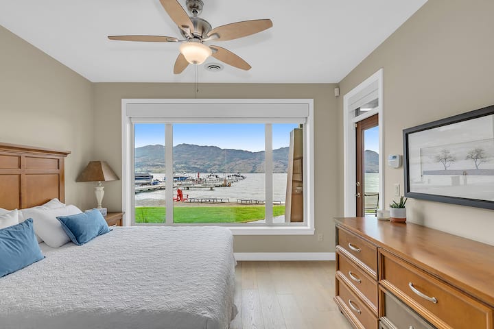 Dormitorio principal con acceso directo al patio y a la playa con unas vistas inmejorables al lago. 