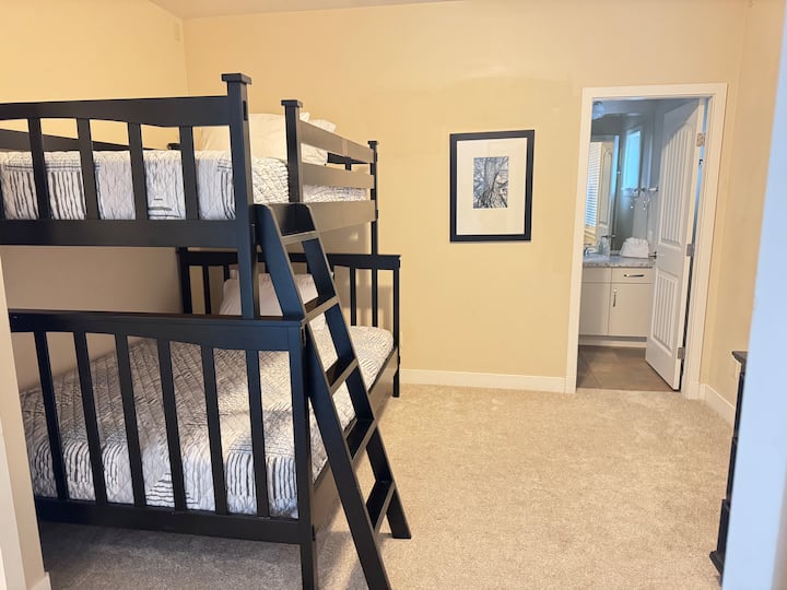 Literas con cama tamaño queen en la parte inferior y doble en la parte superior. 