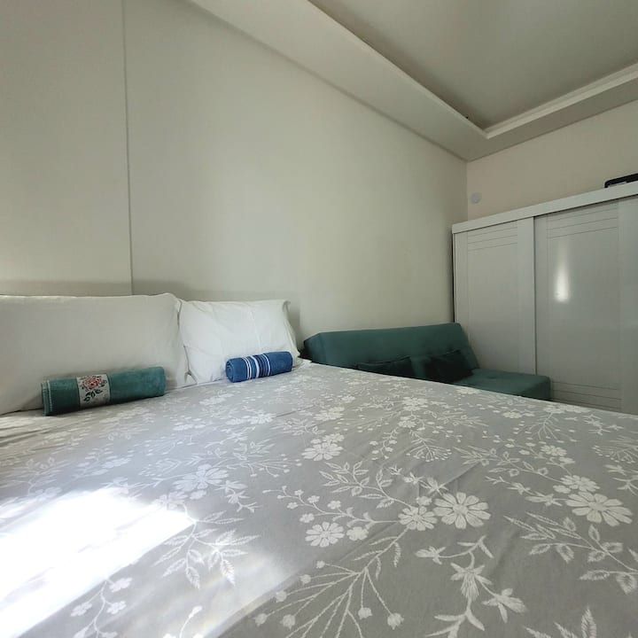 Cómoda cama tamaño queen y sofá cama. Se proporcionan sábanas y toallas.