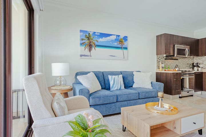 Elegant Palm Retreat ~ Mins To Beach ~ Pool & Gym! - Aruba