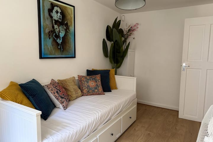 2 Bed Flat In Haggerston - London