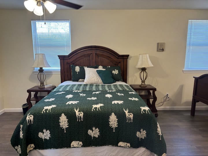 Veľká spálňa zahŕňa menšiu manželskú posteľ a 2 samostatné postele a veľkú skriňu so zásuvkami.